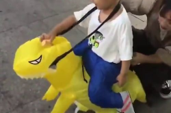 小姐姐送小孩给我,小姐姐慷慨送温暖，小孩喜获关爱