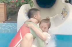 救生员看小姐姐跳舞动图,表情逗趣引网友热议